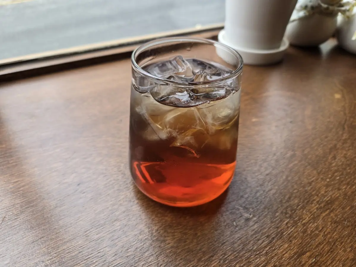 창가에 놓인 LLC CAFE 핸드드립 커피